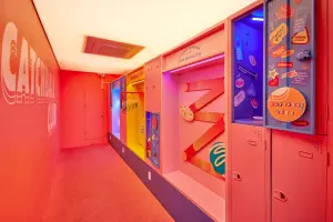 락커와 네온이 어우러진 플레이풀 도넛 카페 복도